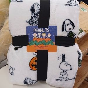 Peanuts velvetloft Full/queen Halloween blanket 90 inx 90 in NWT HTF RARE
